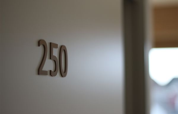 Zimmerbeschriftung Plexibuchstaben lackiert.jpg